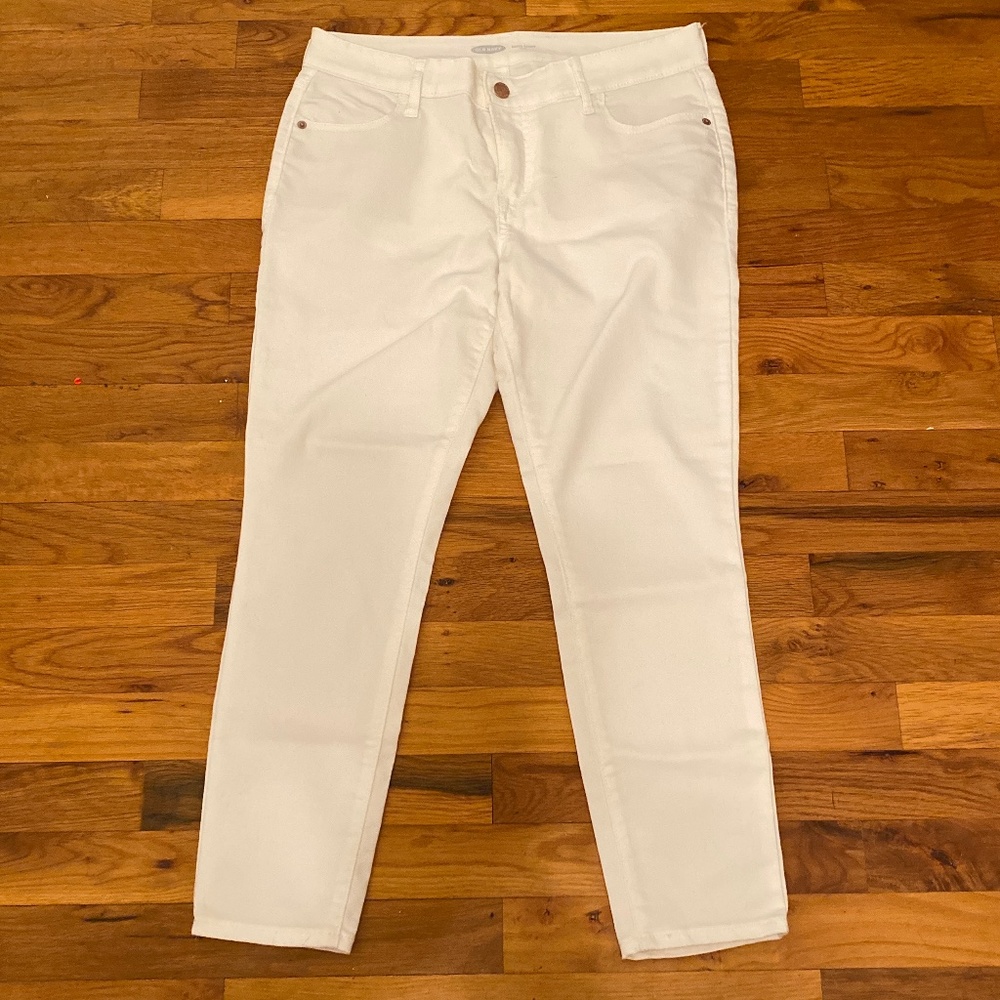 Woman’s Old Navy White Super Skinny Petite Ankle Jeans